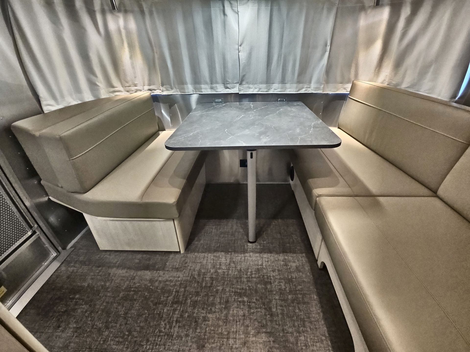 2025 Airstream 27FBQ Base