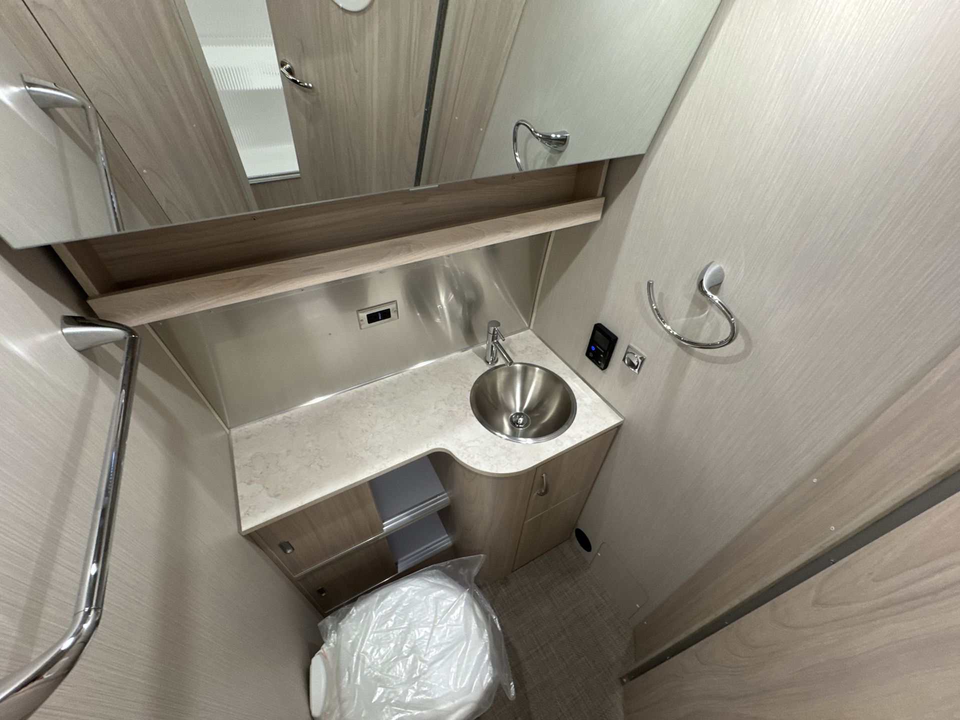 2025 Airstream 27FBQ Base