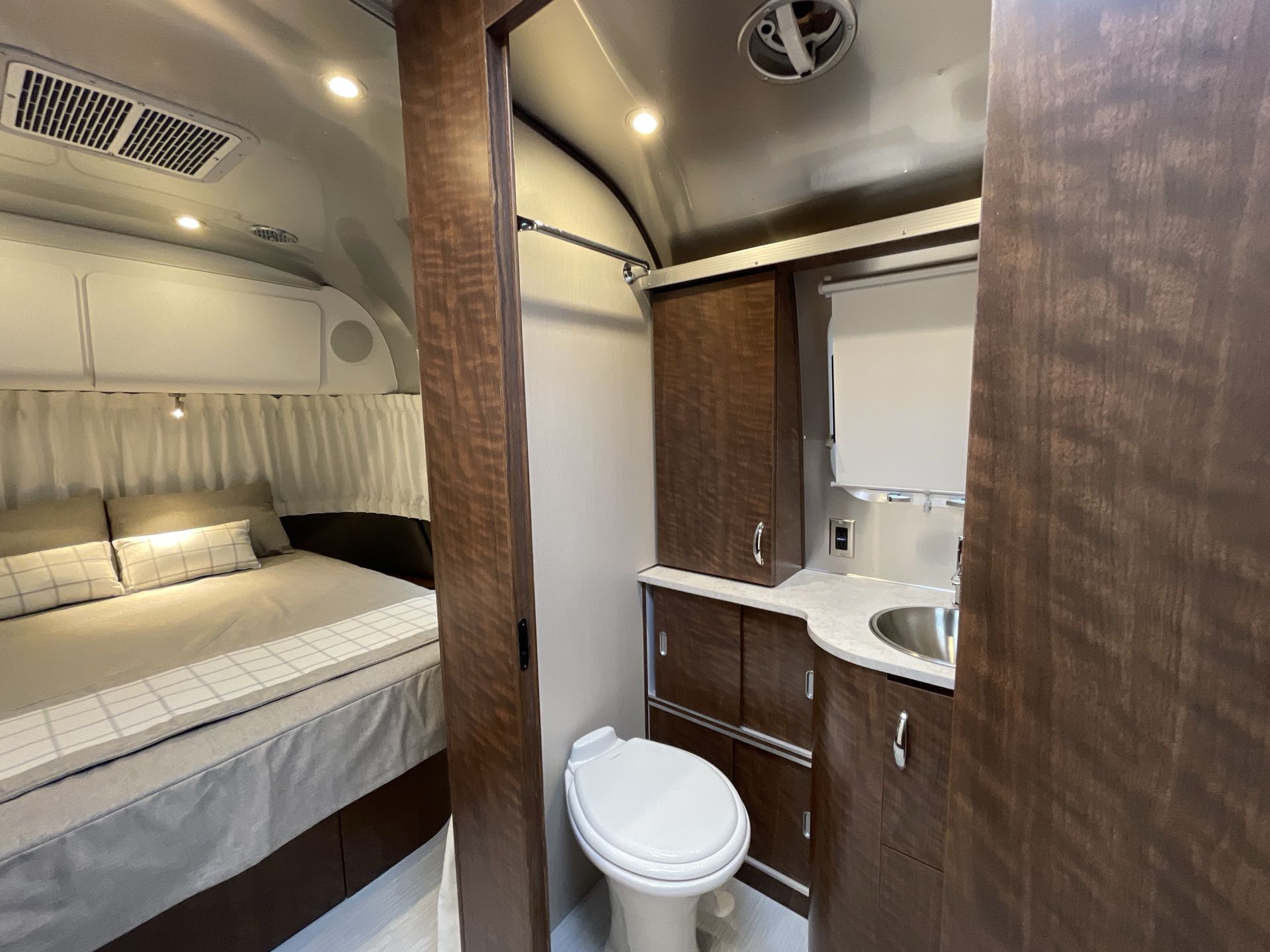2026 Airstream 27FBQ Base