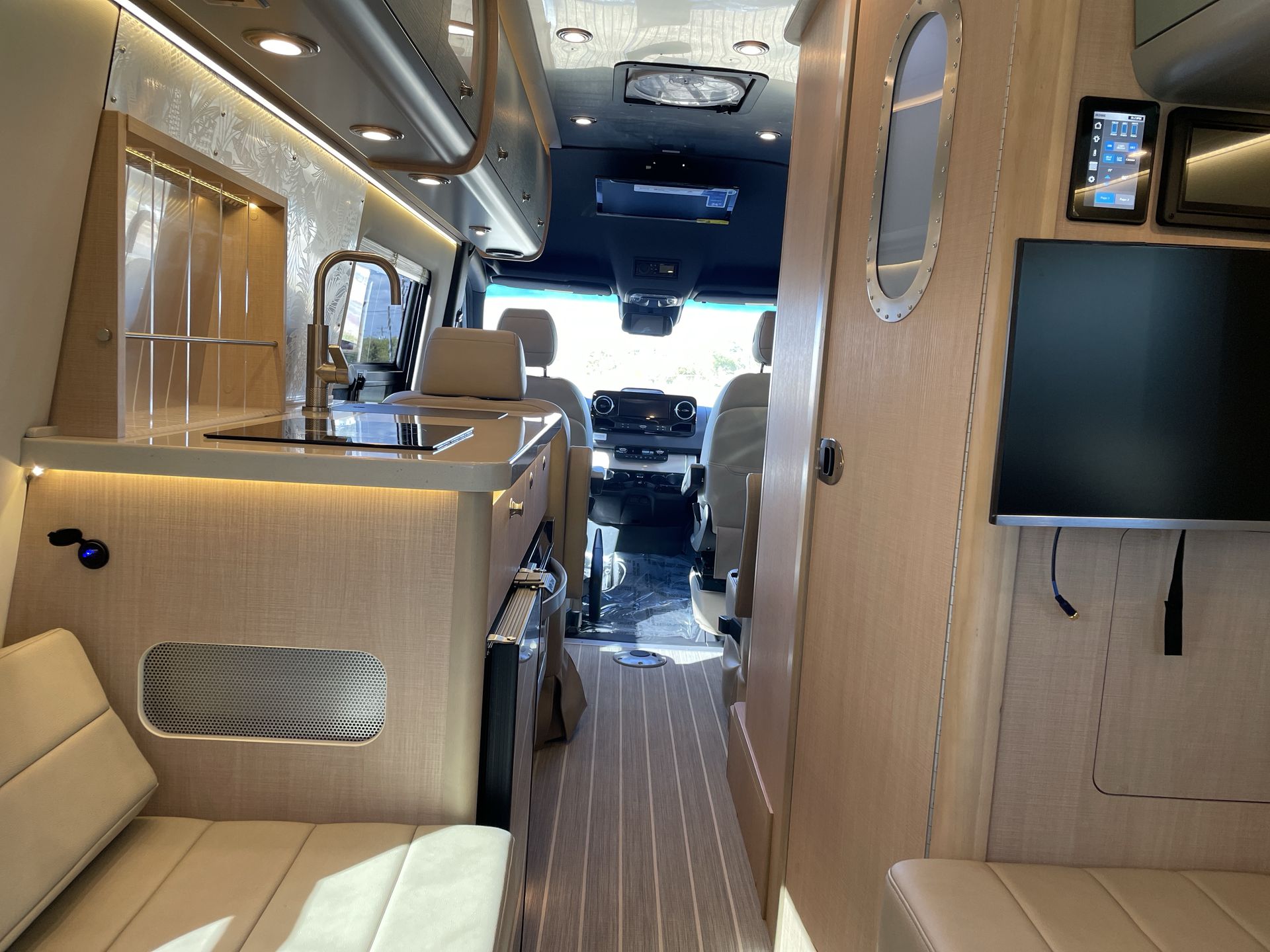 2026 Airstream 24GL Tommy Bahama Base