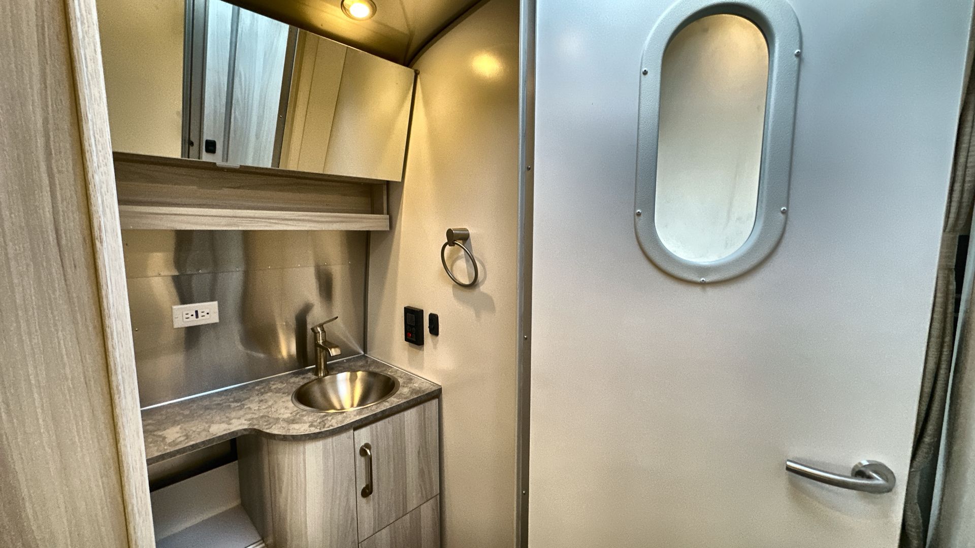 2025 Airstream 27FBQ Base