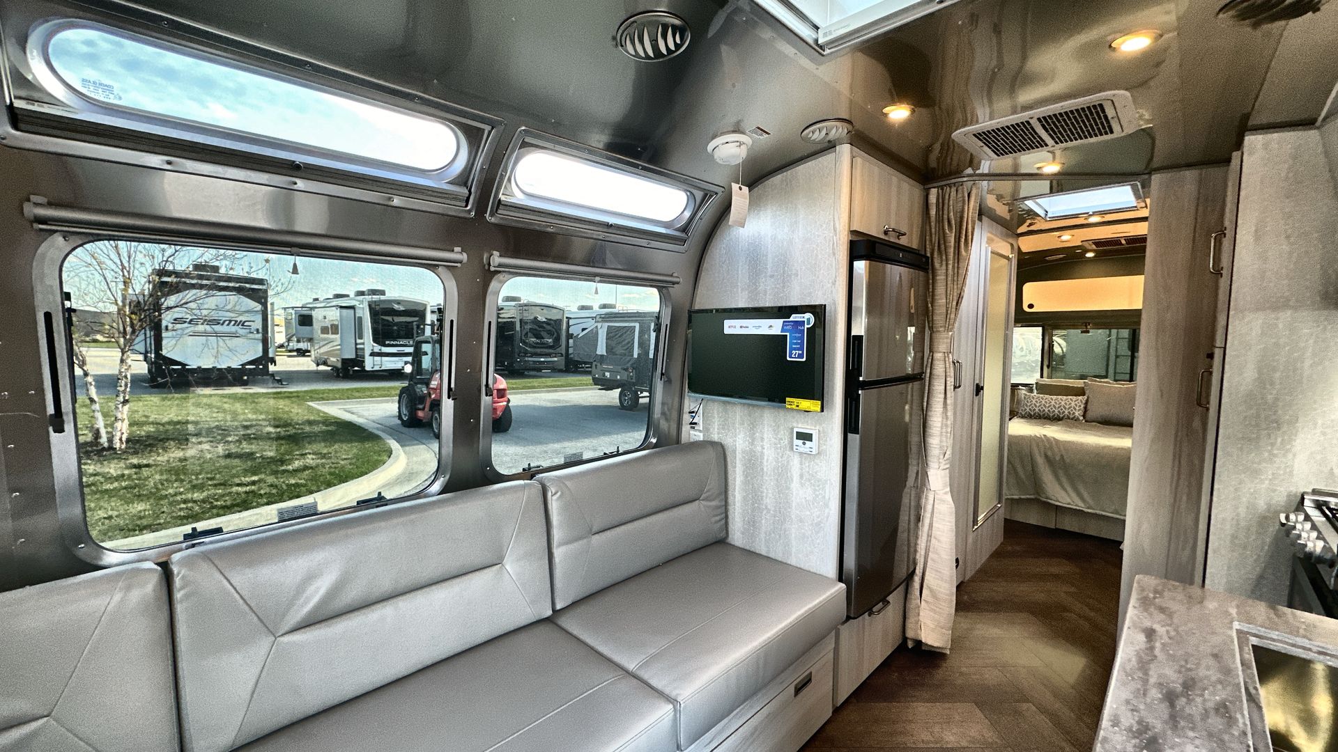 2025 Airstream 27FBQ Base
