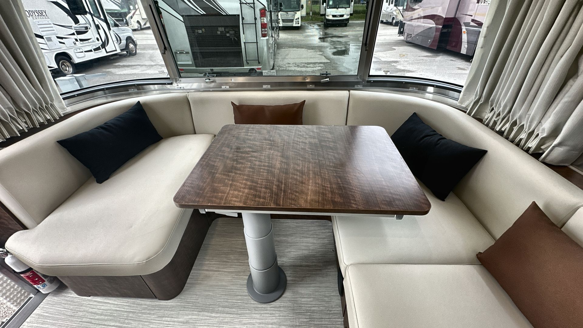 2025 Airstream 27FBQ Base