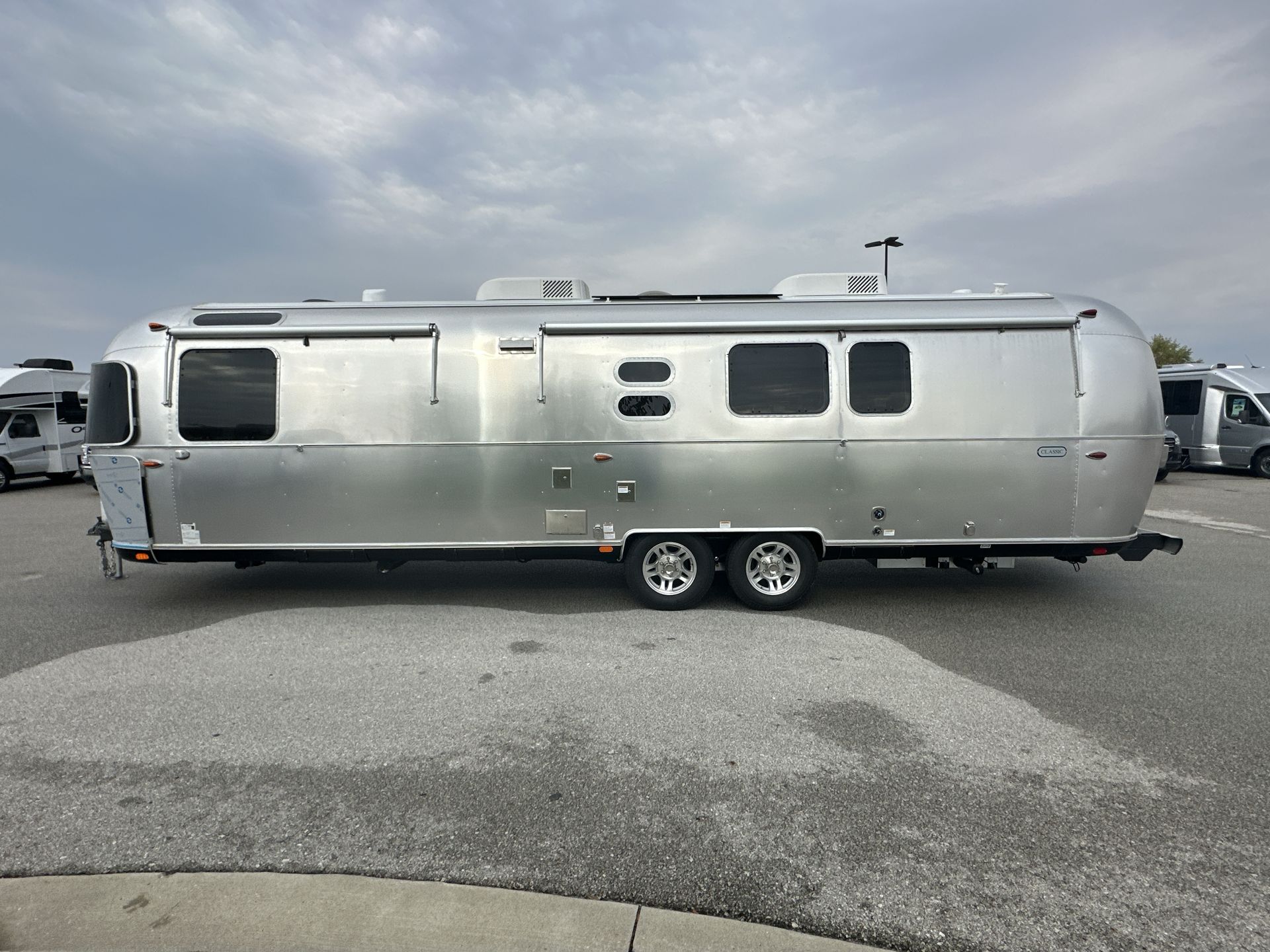 2026 Airstream 33FBQ Base