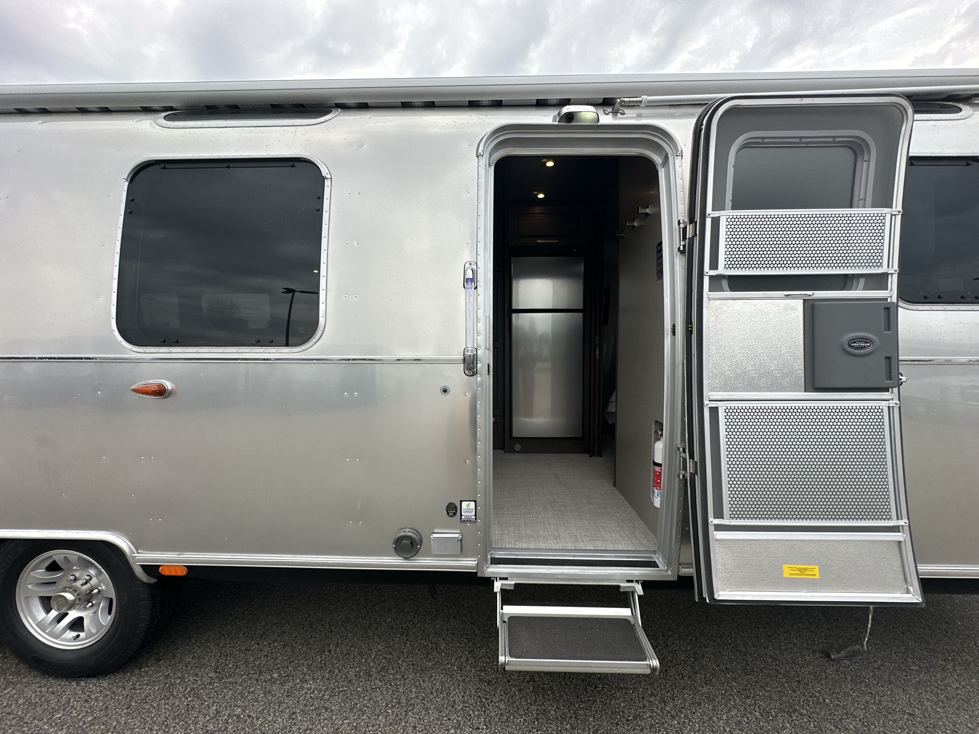 2026 Airstream 33FBQ Base