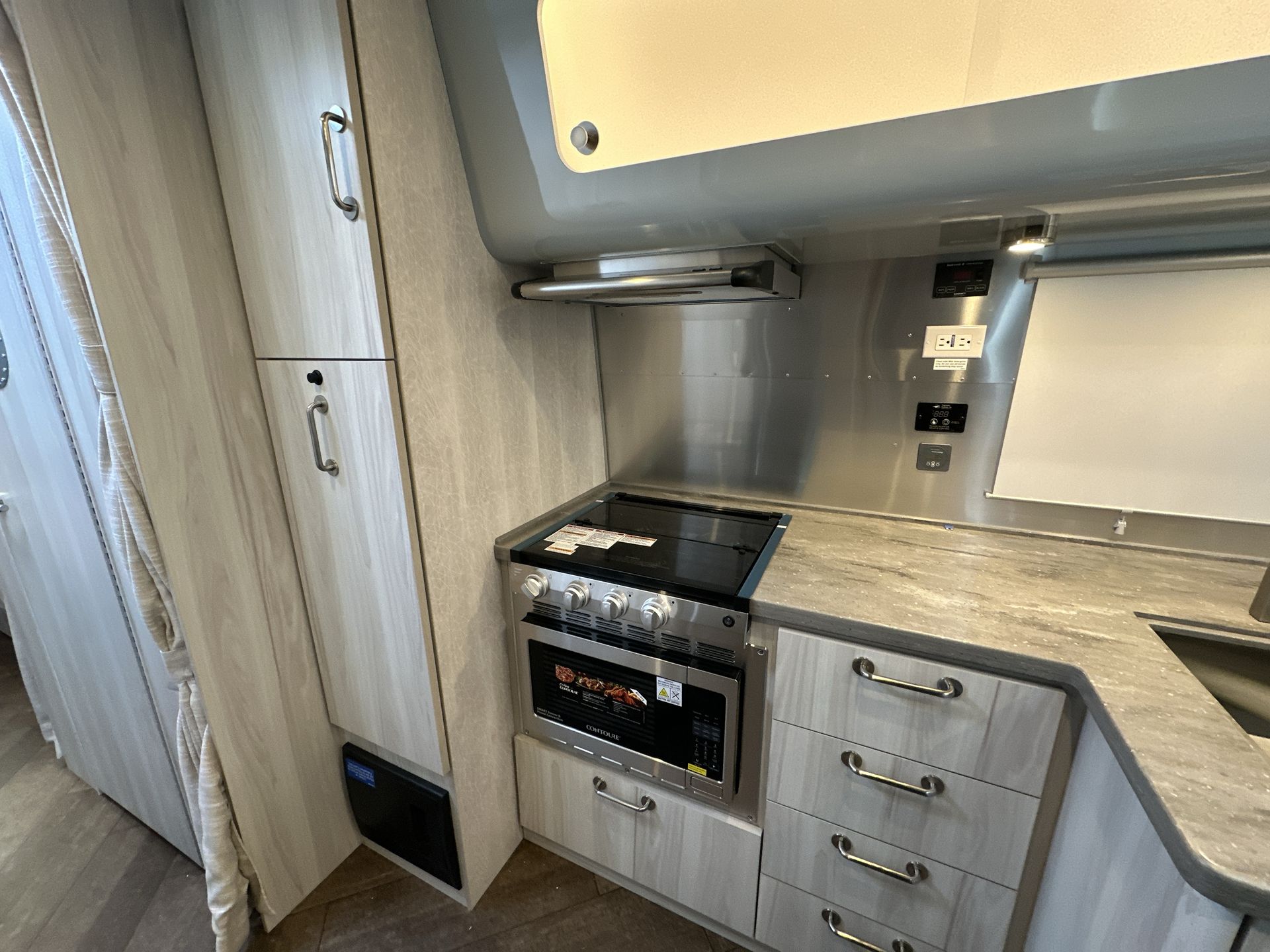 2026 Airstream 27FBT Base
