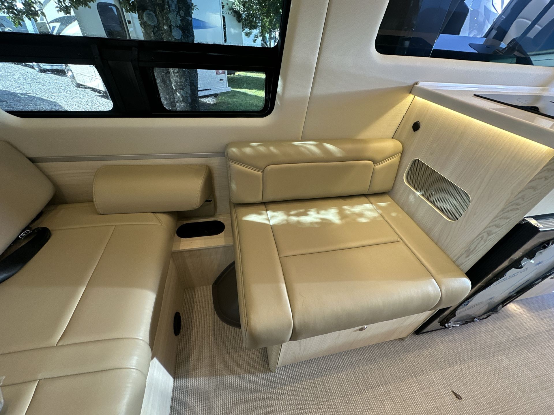 2026 Airstream 24GL 4x2 Passenger Base