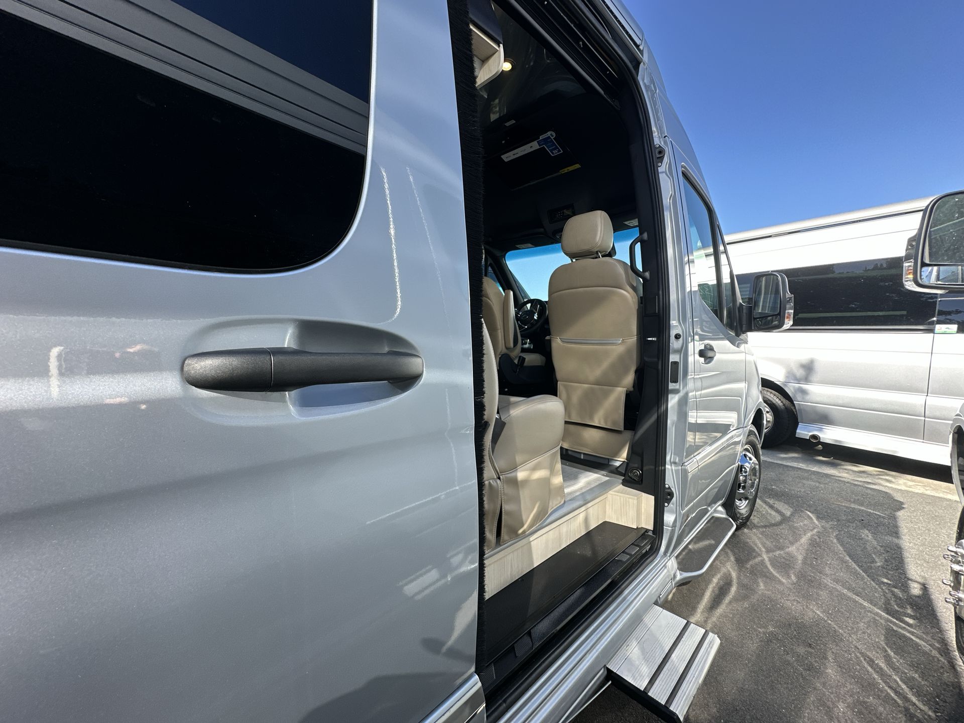 2026 Airstream 24GL 4x2 Passenger Base