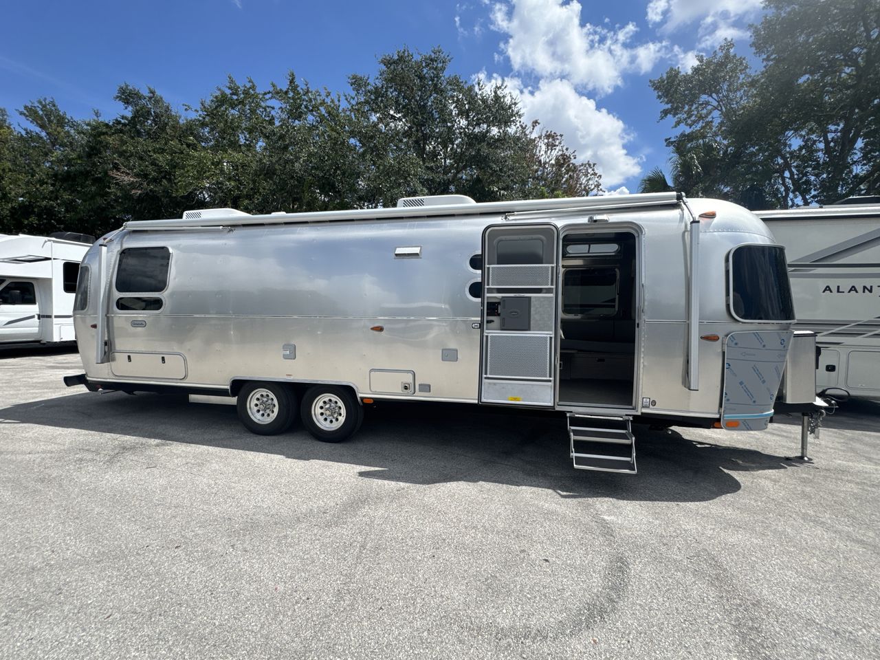 2026 Airstream 30RBT Base