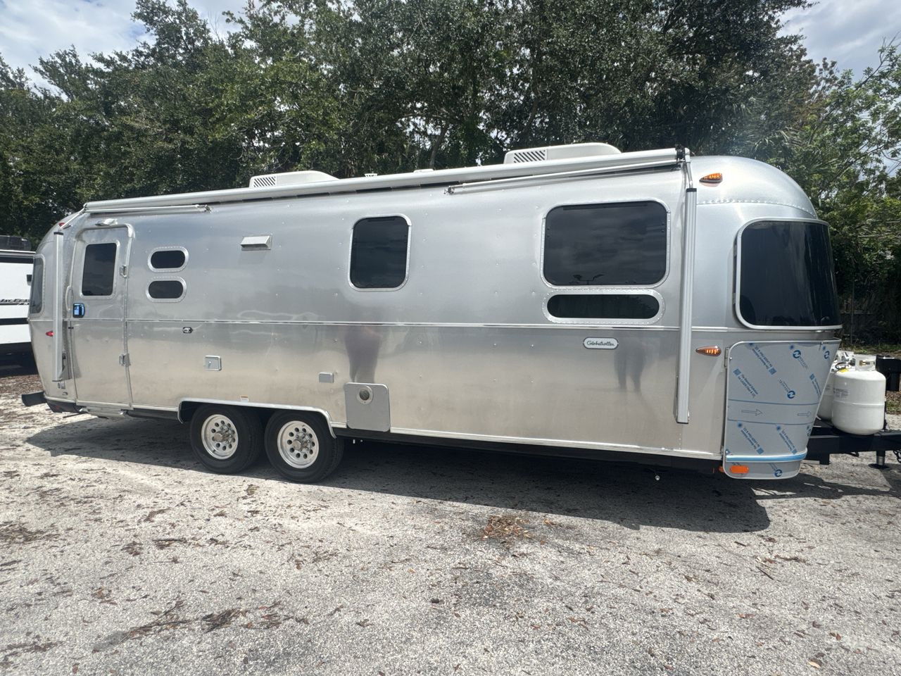 2026 Airstream 27FBQ Base