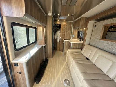 2025 Airstream Murphy Suite Tommy Bahama Base