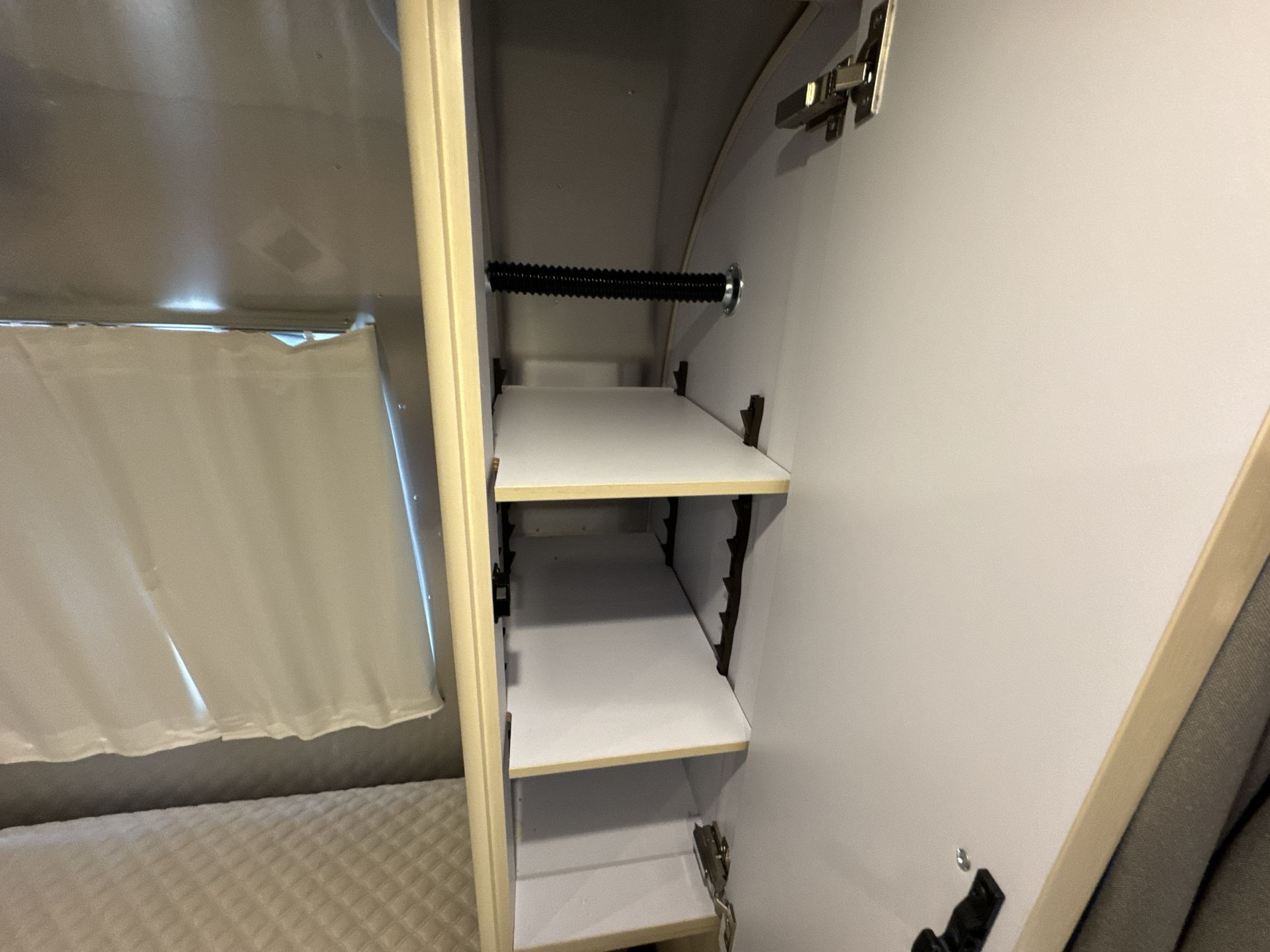 2025 Airstream 27FBT Base