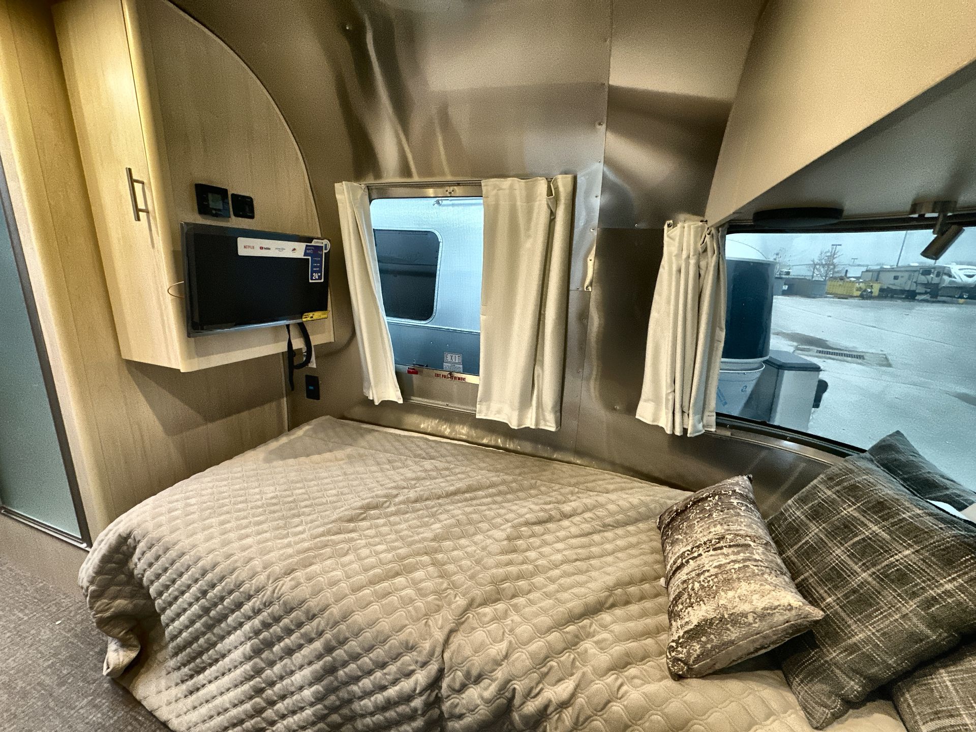 2026 Airstream 27FBT Base