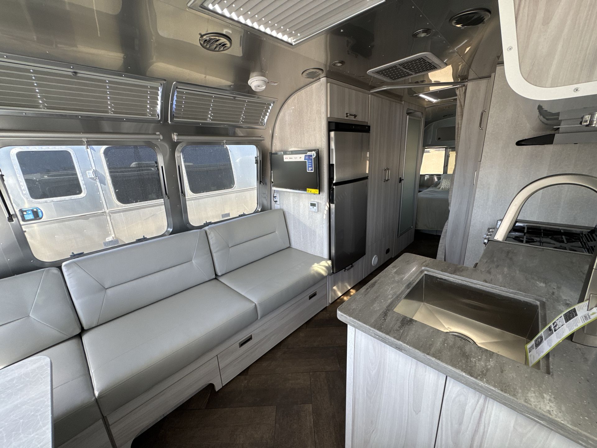2025 Airstream 27FBQ Base