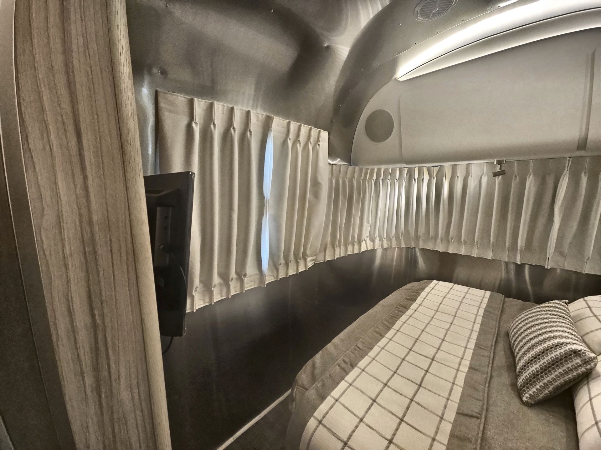 2026 Airstream 25FBQ Base