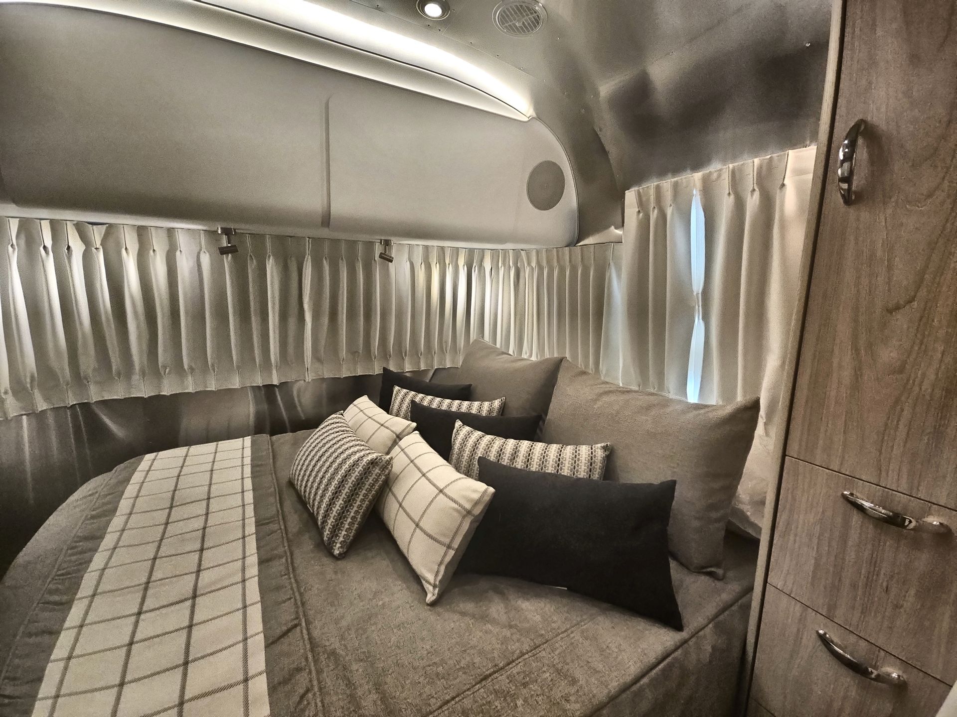 2026 Airstream 25FBQ Base