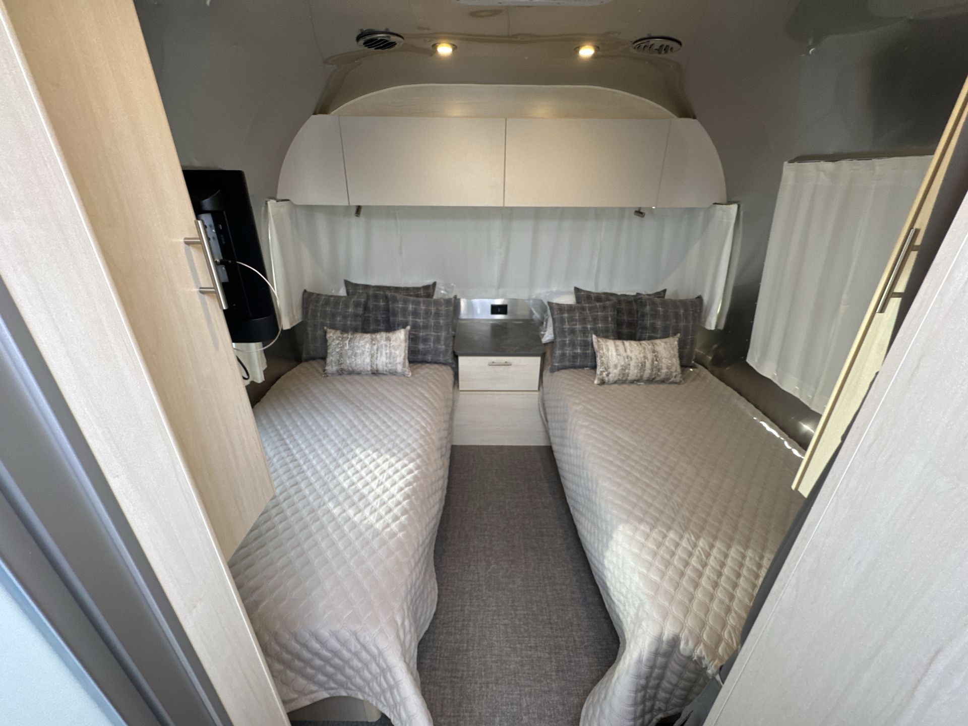 2025 Airstream 27FBT Base