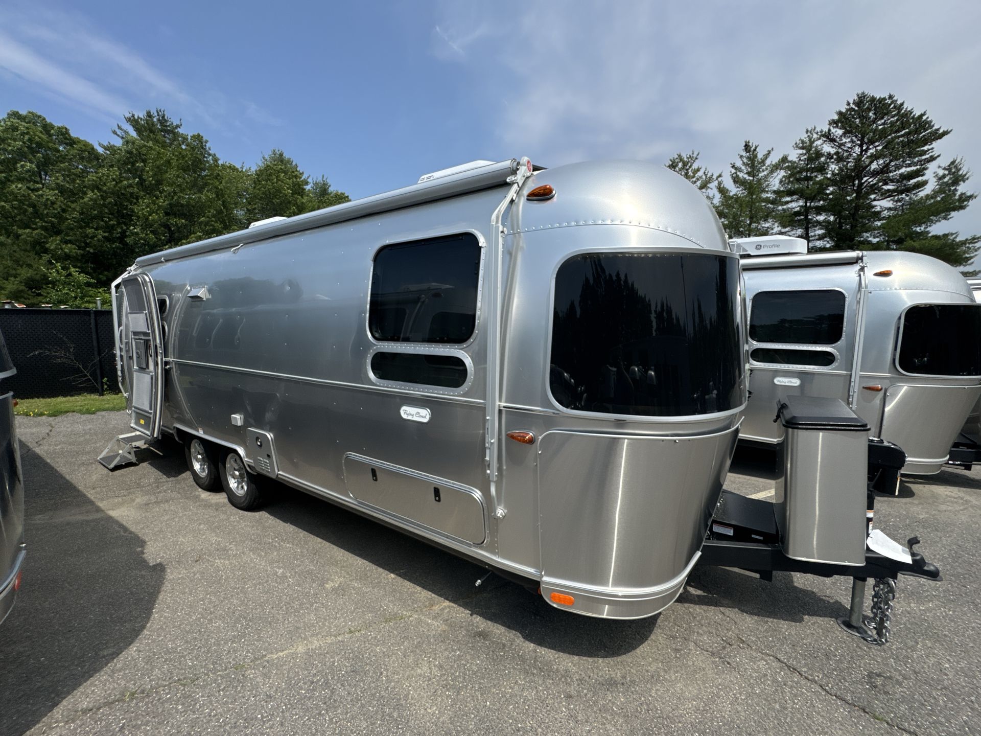 2025 Airstream 27FBT Base