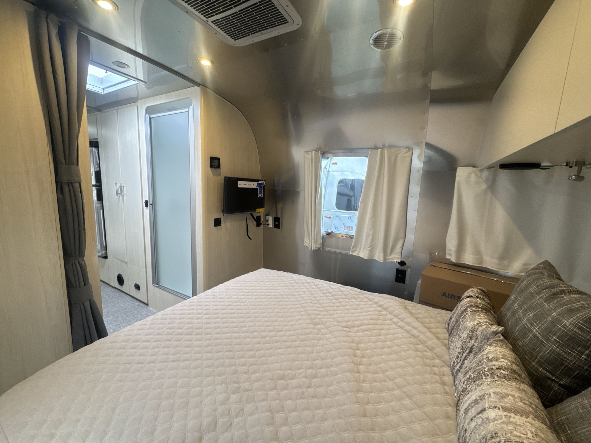 2026 Airstream 27FBQ Base
