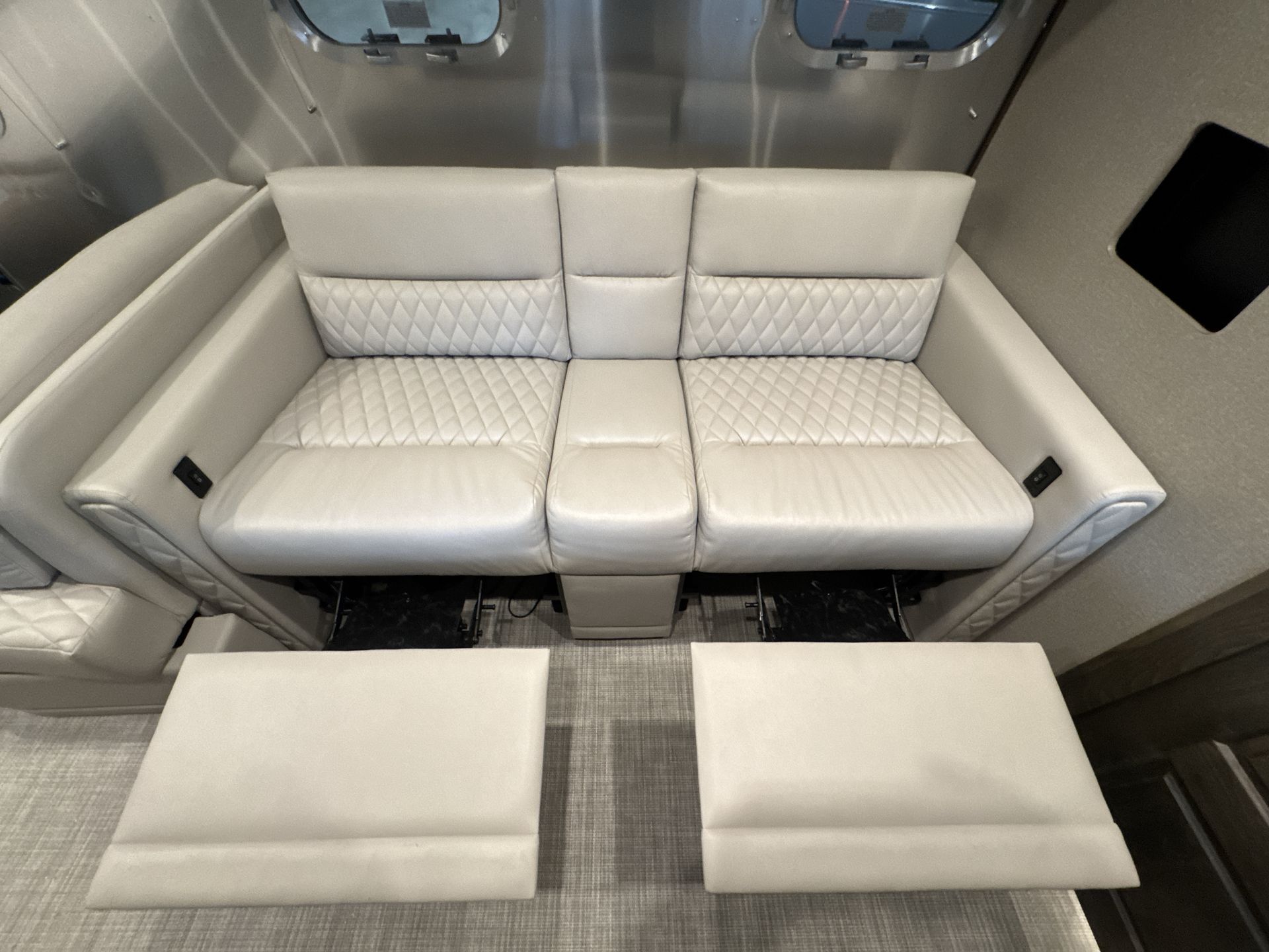 2026 Airstream 33FBT Base