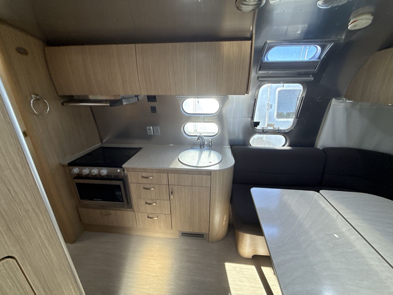 2020 Airstream 26RB (Rear Twin Bed) Base