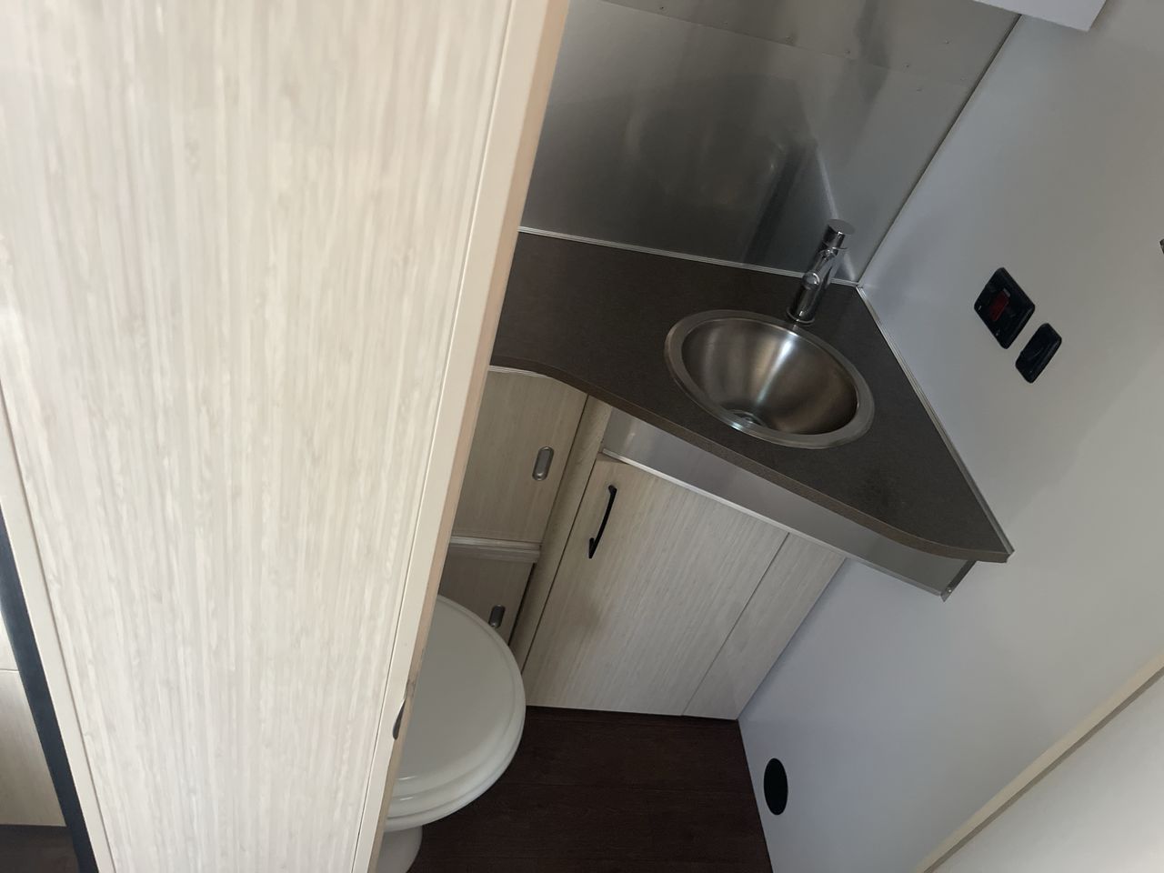 2017 Airstream 25FBQ Base