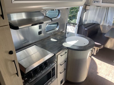 2017 Airstream 25FBQ Base