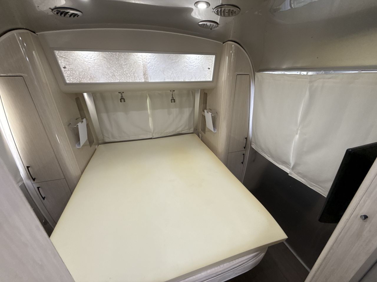 2020 Airstream 28RB (Rear Queen Bed) Base