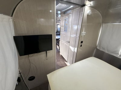 2020 Airstream 28RB (Rear Queen Bed) Base