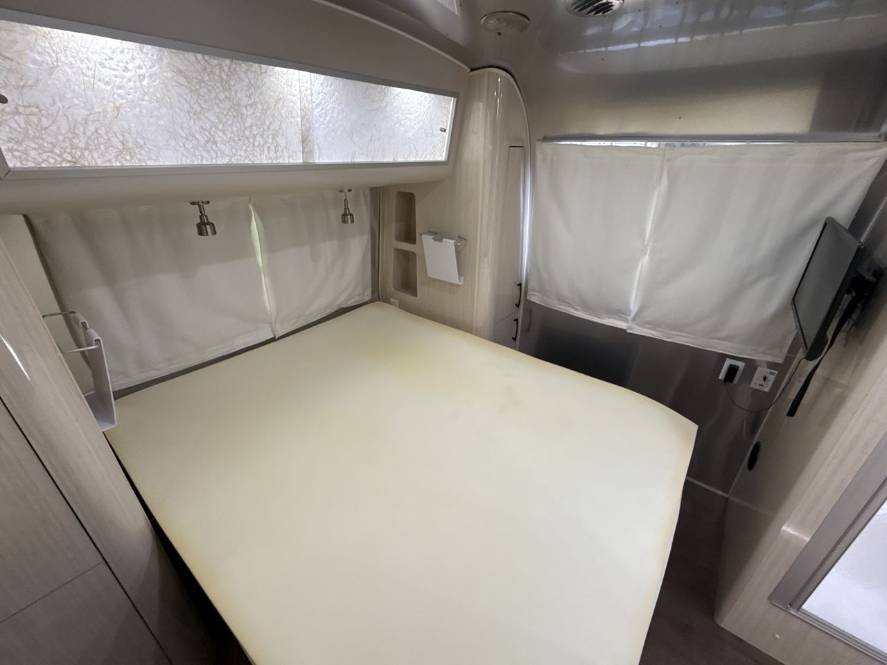 2020 Airstream 28RB (Rear Queen Bed) Base