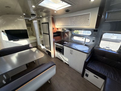 2020 Airstream 28RB (Rear Queen Bed) Base