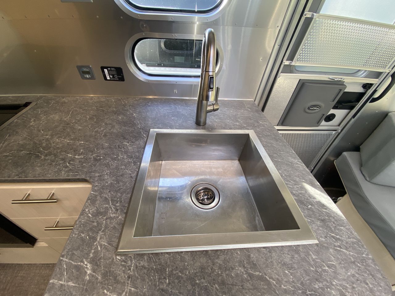 2023 Airstream 27 FBT Base