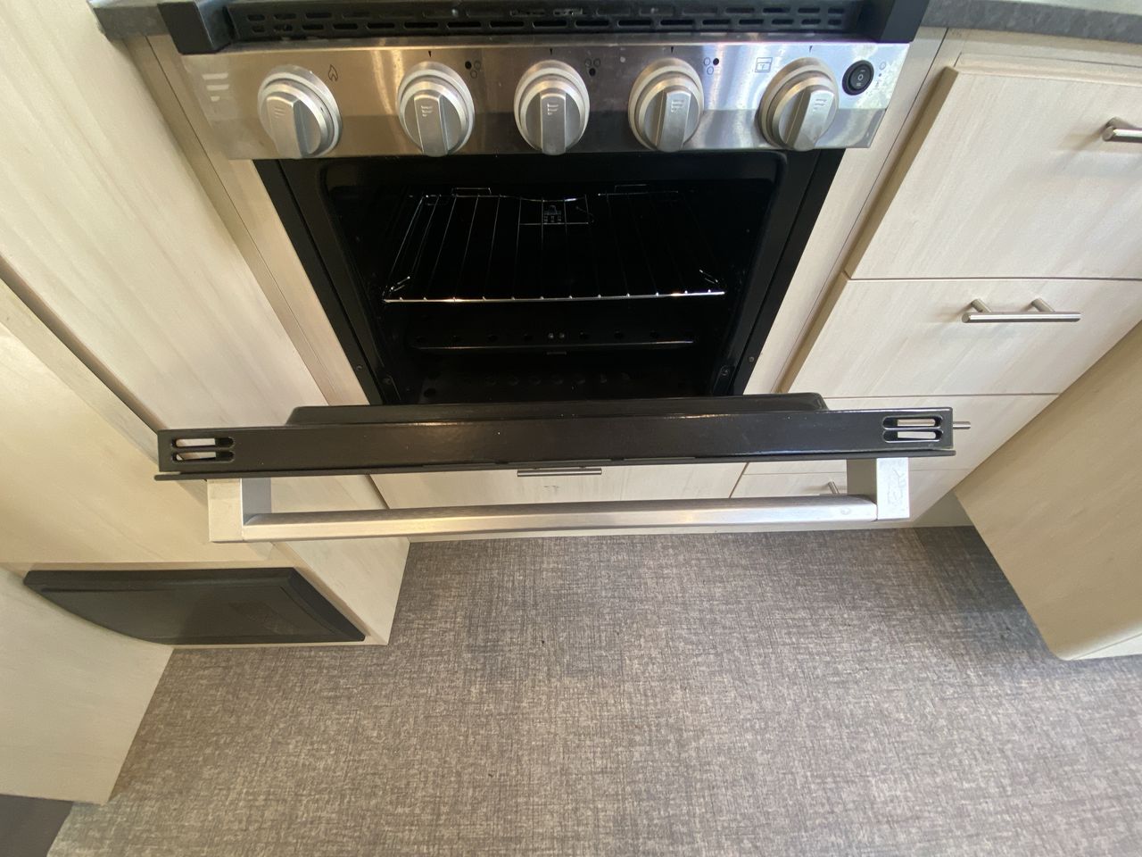 2023 Airstream 27 FBT Base