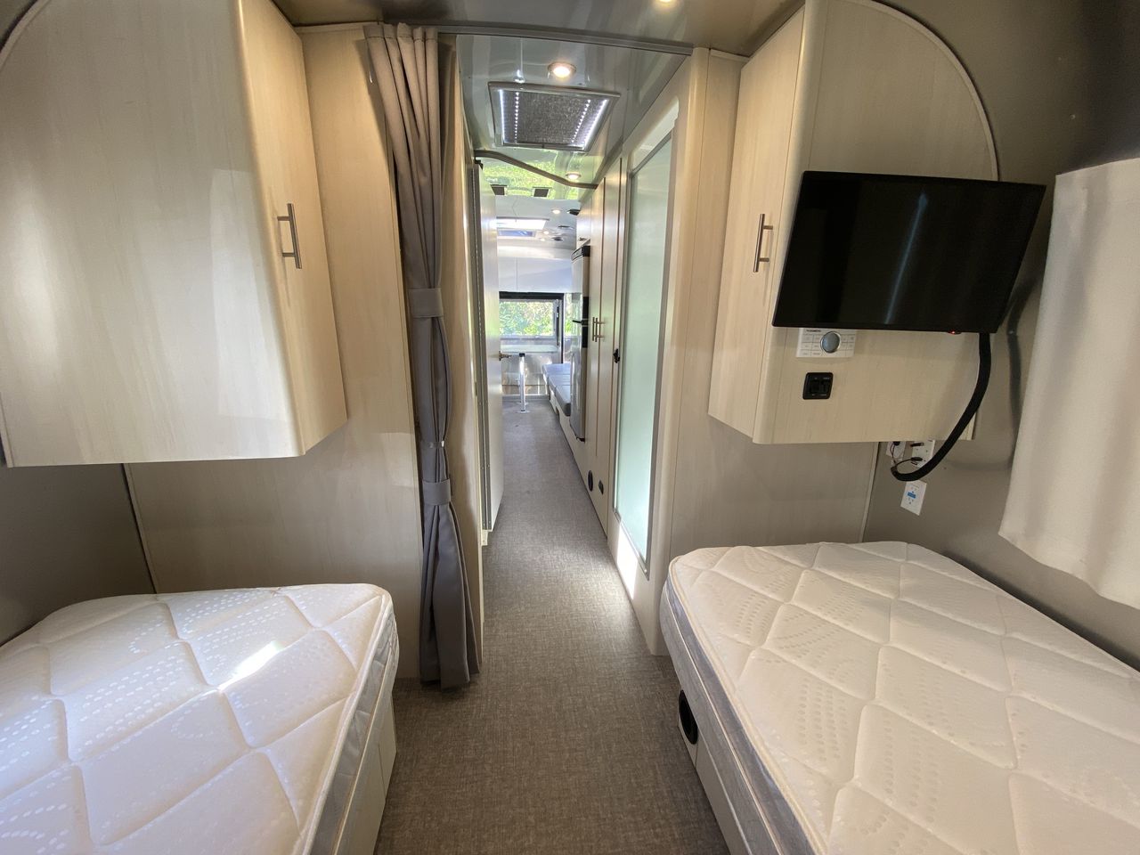2023 Airstream 27 FBT Base