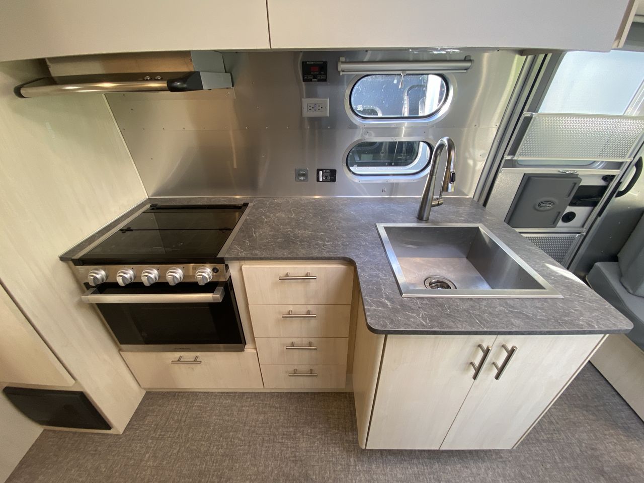 2023 Airstream 27 FBT Base