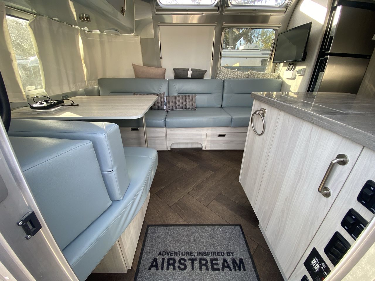 2024 Airstream 27FBQ Base