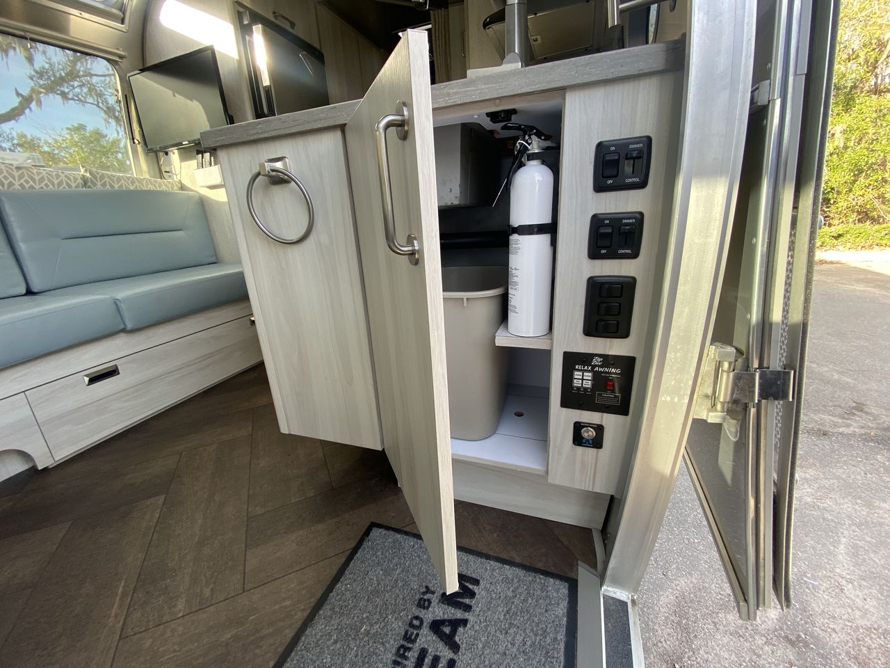 2024 Airstream 27FBQ Base