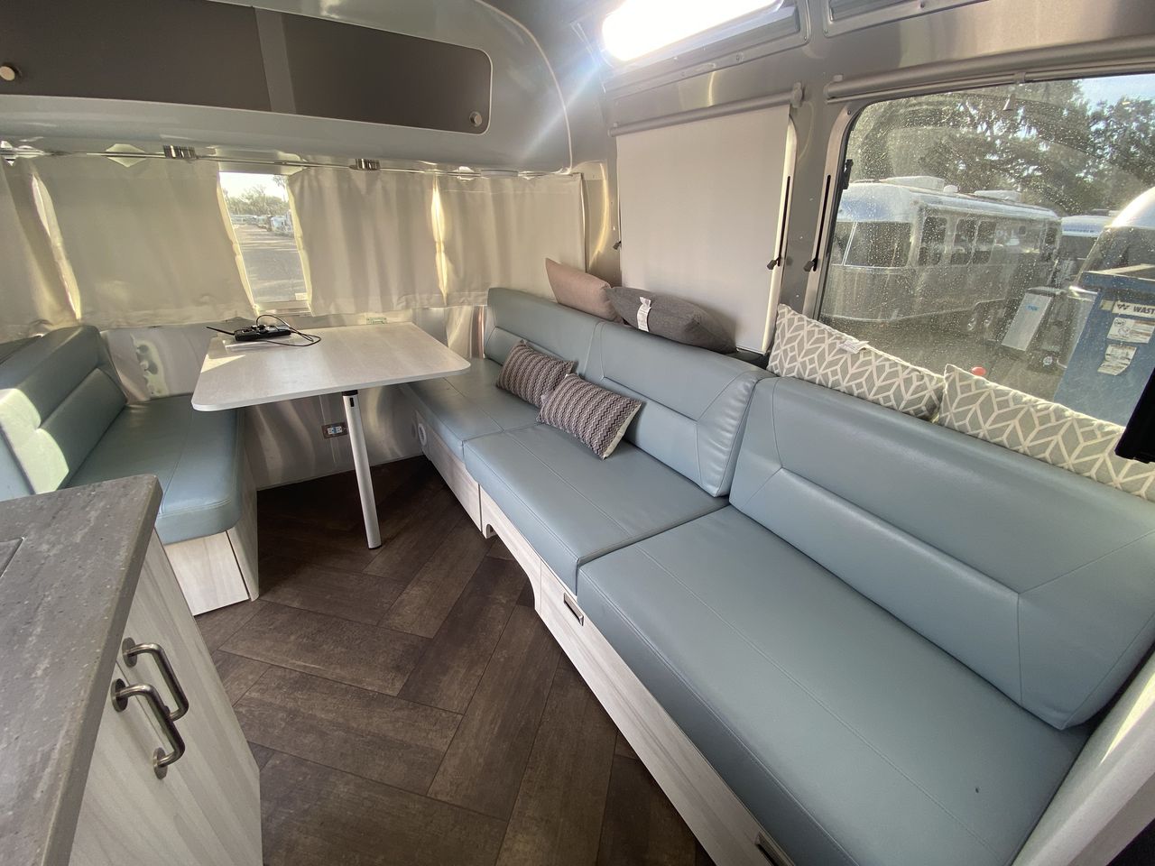 2024 Airstream 27FBQ Base
