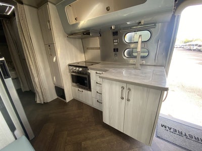 2024 Airstream 27FBQ Base
