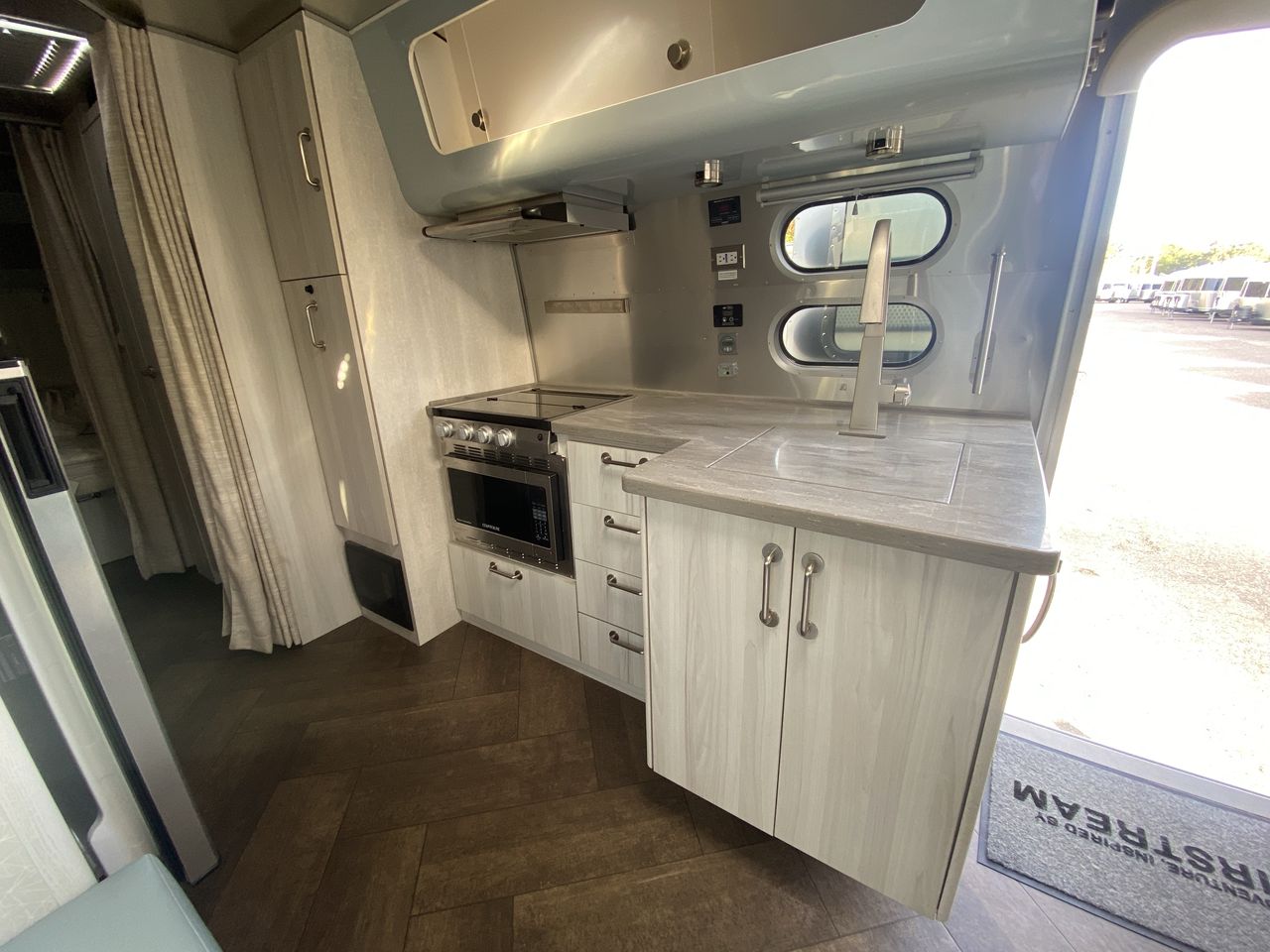 2024 Airstream 27FBQ Base