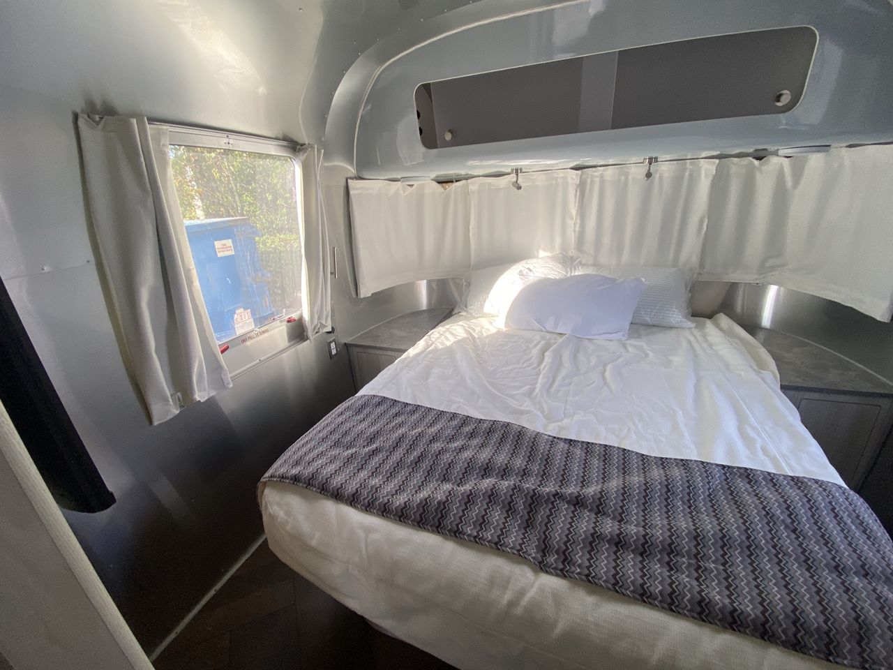 2024 Airstream 27FBQ Base