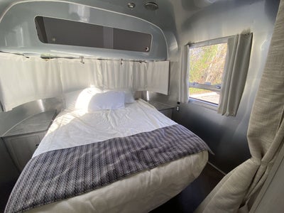 2024 Airstream 27FBQ Base
