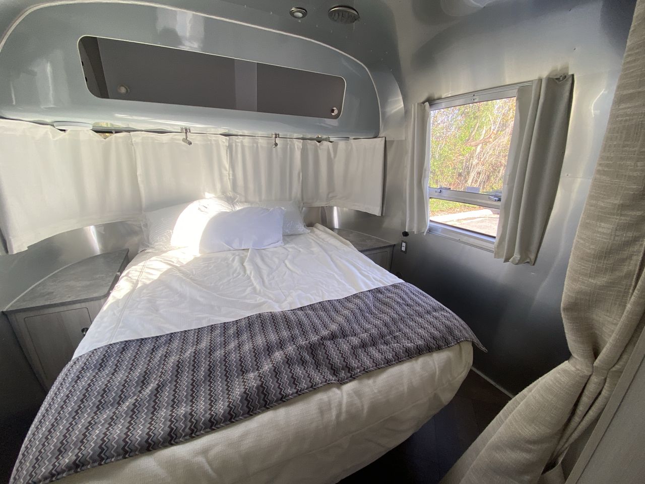 2024 Airstream 27FBQ Base