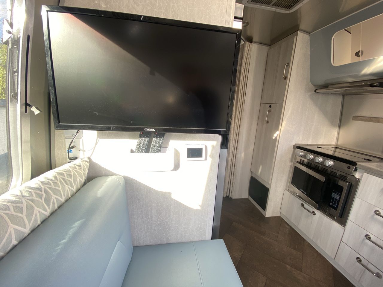 2024 Airstream 27FBQ Base