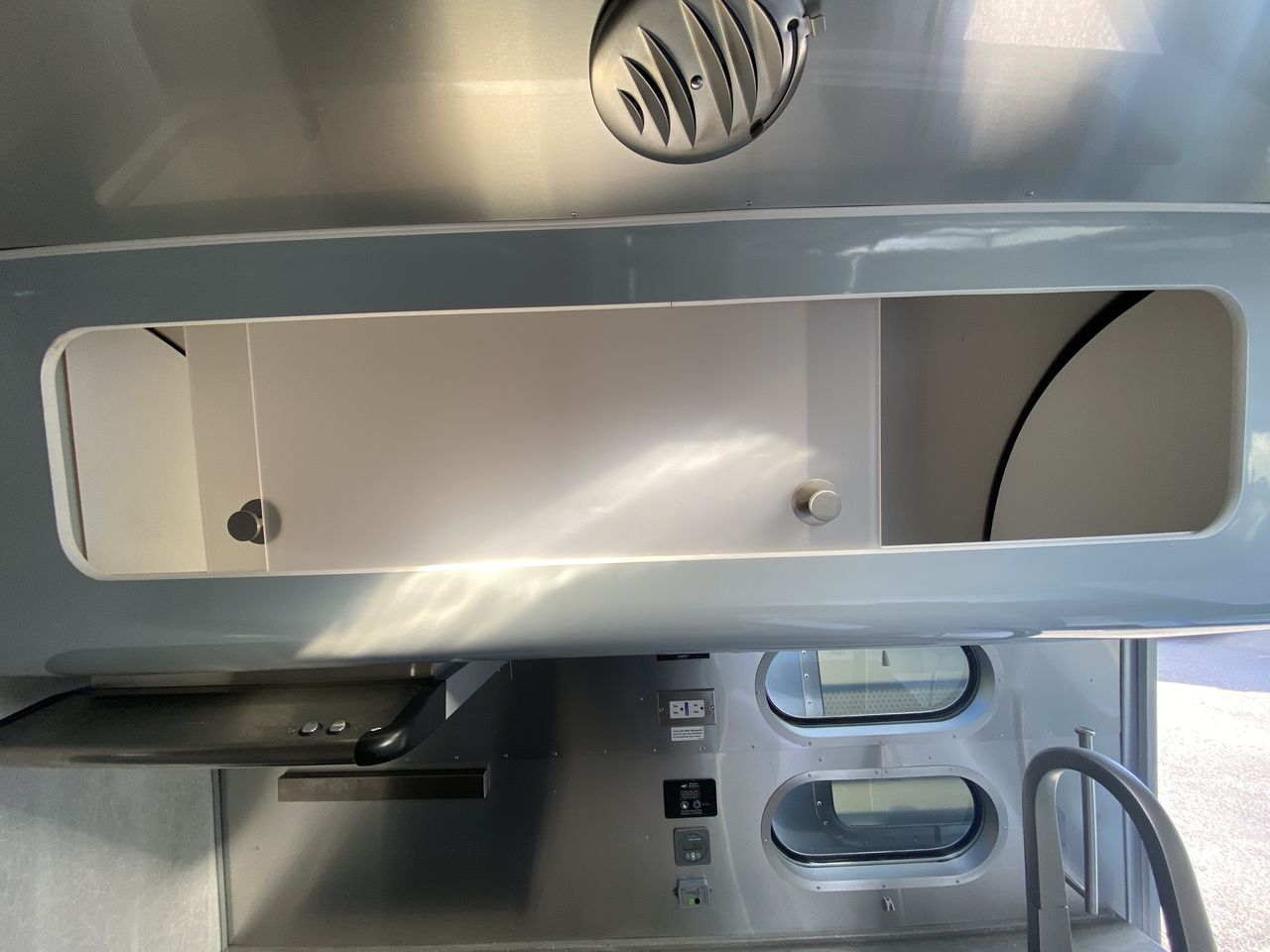 2024 Airstream 27FBQ Base