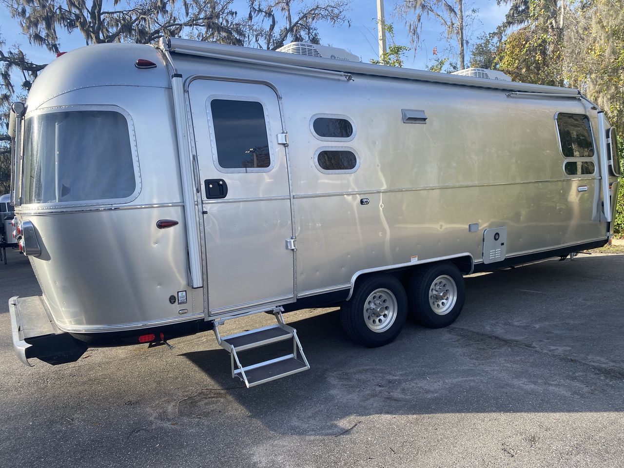 2024 Airstream 27FBQ Base