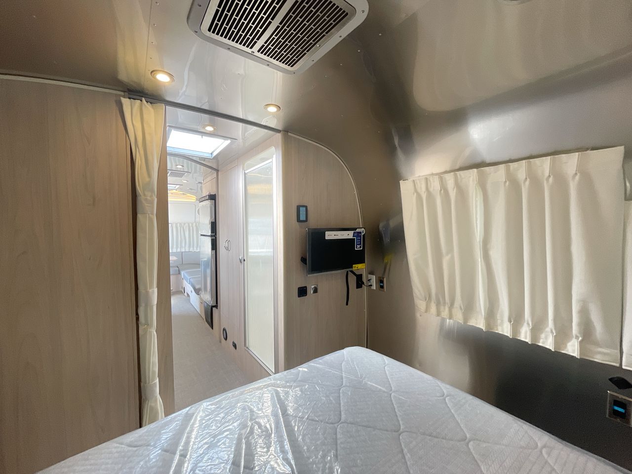 2026 Airstream 27FBQ Base