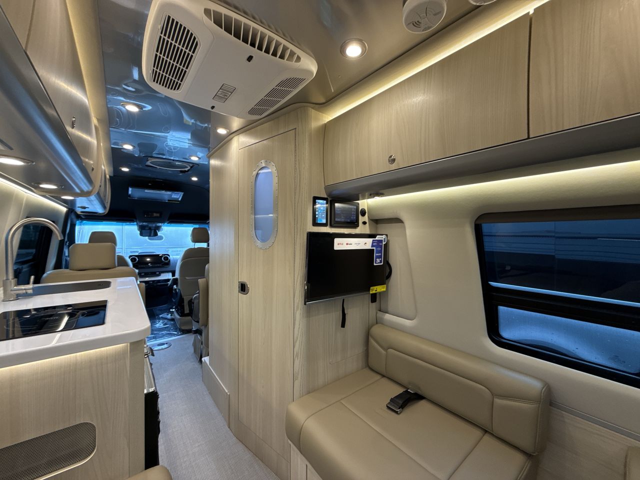2026 Airstream 24GL 4x2 Passenger Base