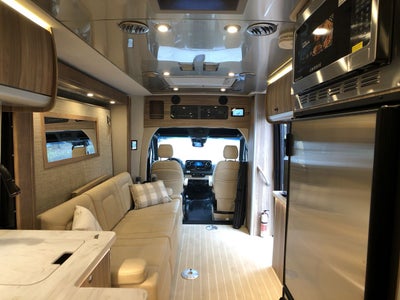 2025 Airstream TOMMY BAHAMA Base