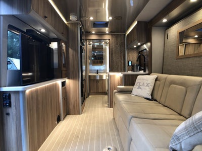 2025 Airstream TOMMY BAHAMA Base